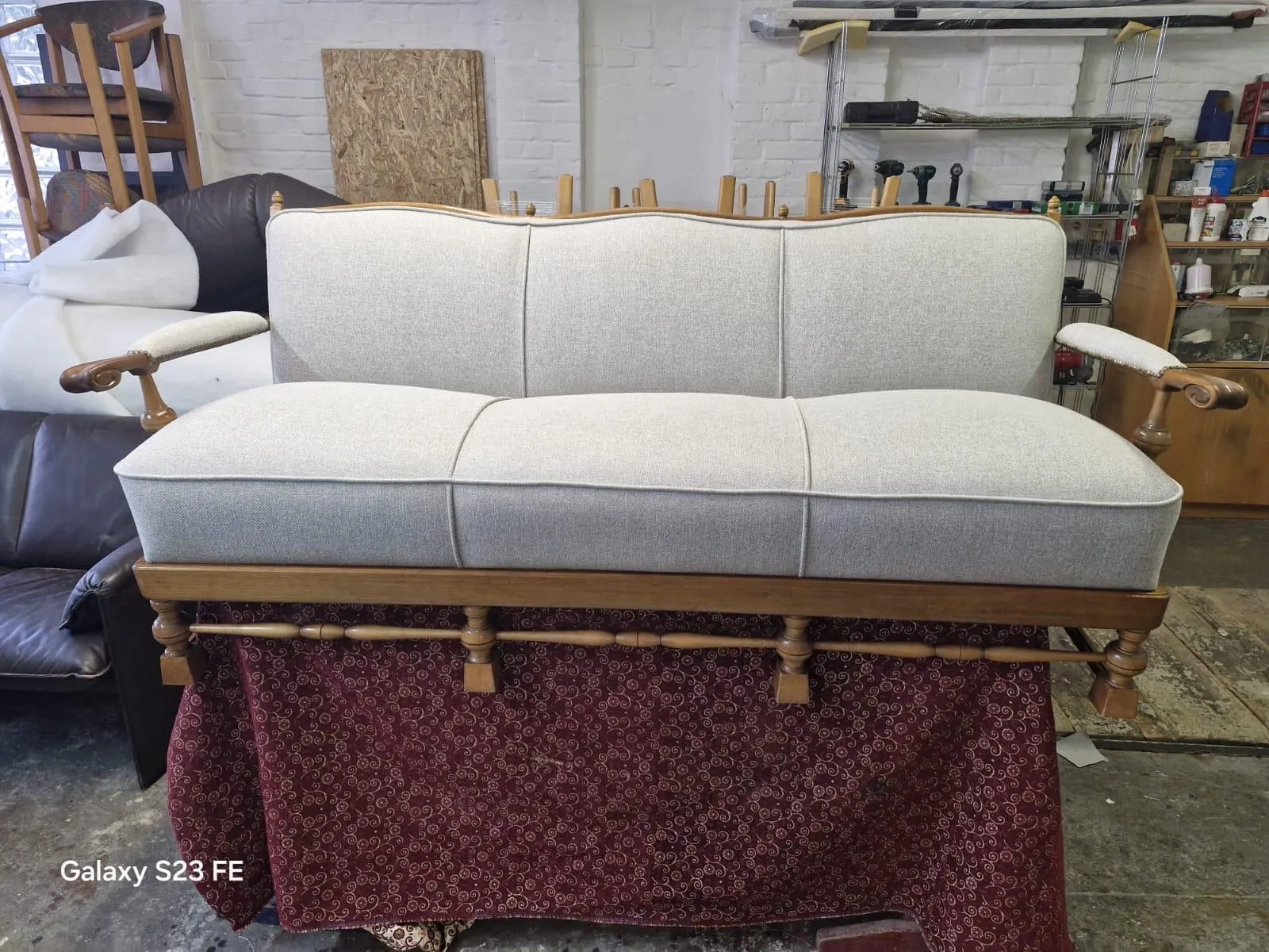 Antikes Holzsofa mit neuem hellem Polsterbezug