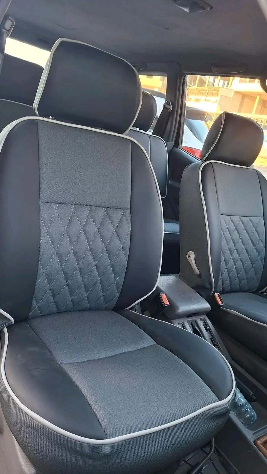 Autositz mit neuem Bezug aus Leder und Stoff