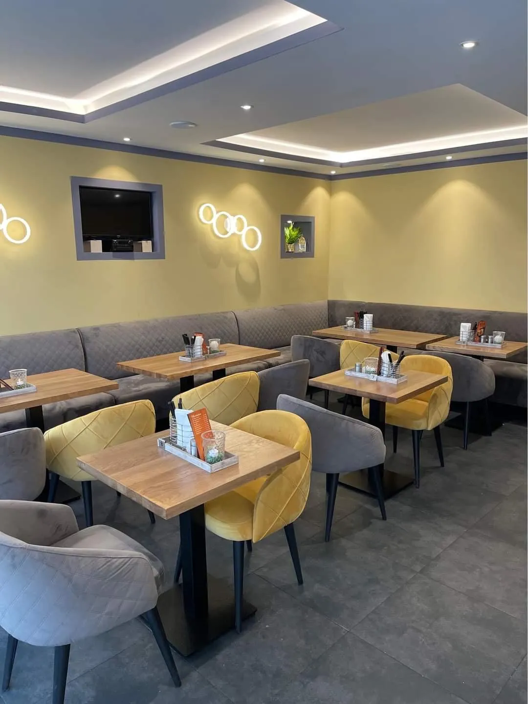 Neu gepolsterte Sitzbänke und Stühle in einem Restaurant