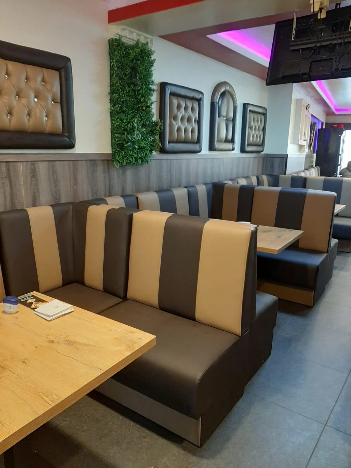 Maßgefertigte Restaurant-Sitzbank mit grauem und beigem Bezug